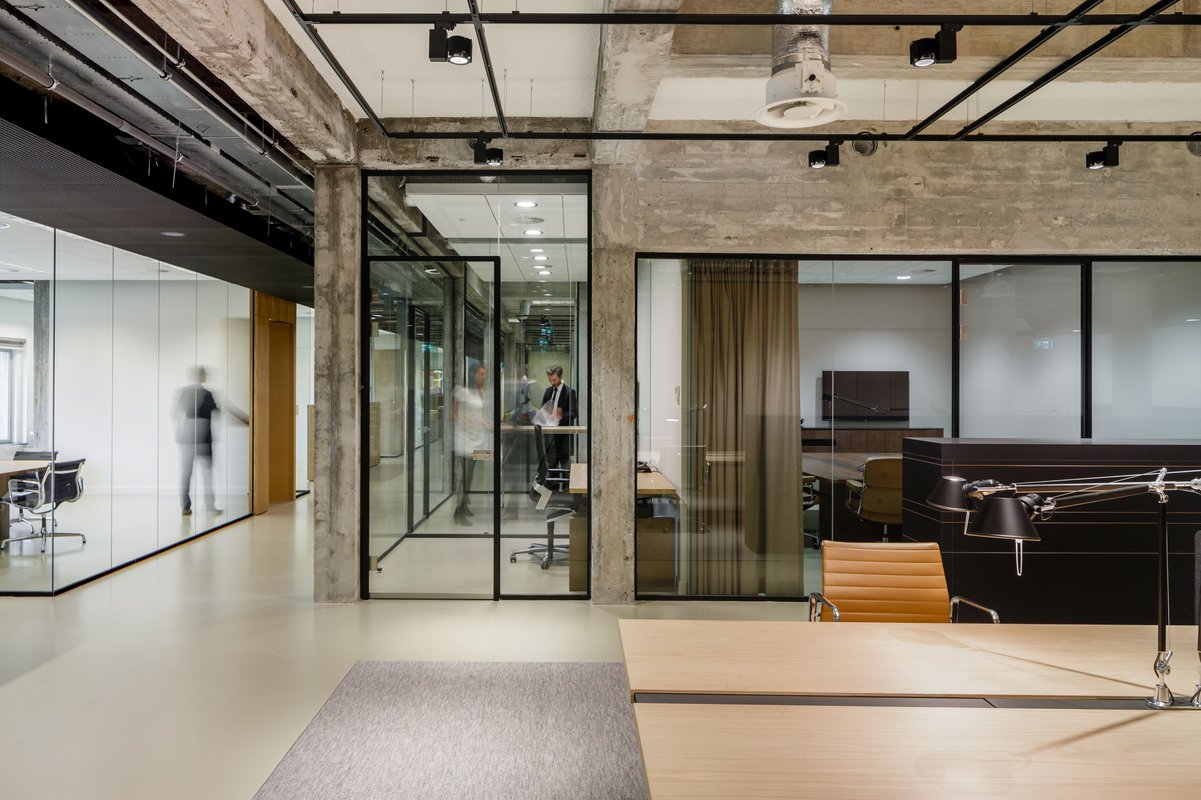 For EY Parthenon, Fokkema Architects realised a bright and surprising office environment, with a renovation of de nieuwe bank building in Rotterdam.